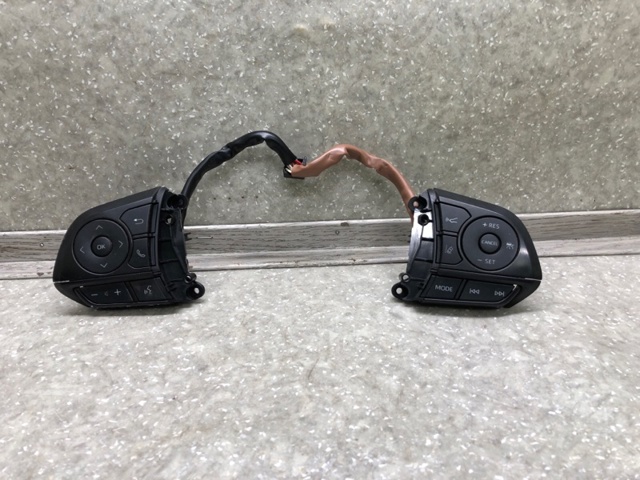 Блок кнопкових перемикачів рульового колеса 8425006850C0 TOYOTA