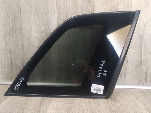 Скло багажного відсіку, праве 8456065J00 SUZUKI