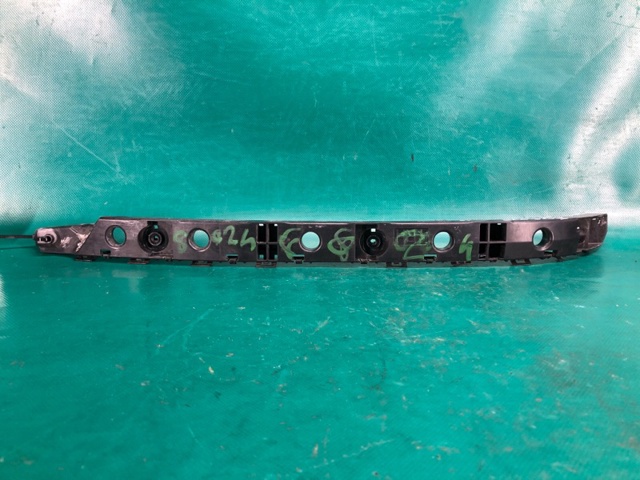Кронштейн бампера заднього, правий 852204CE0A NISSAN