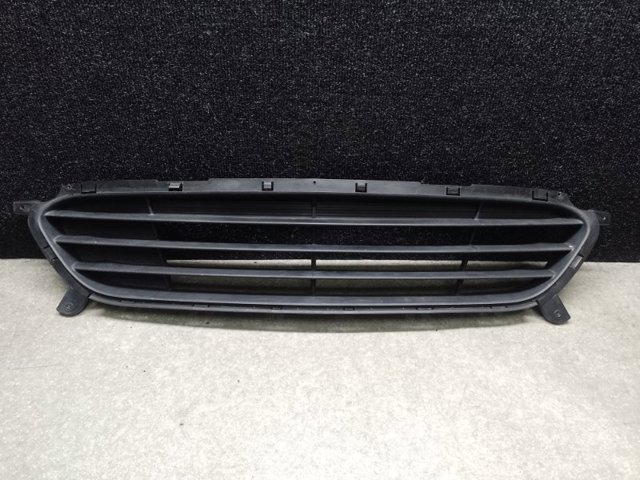 Решітка переднього бампера, центральна 865611R010 HYUNDAI
