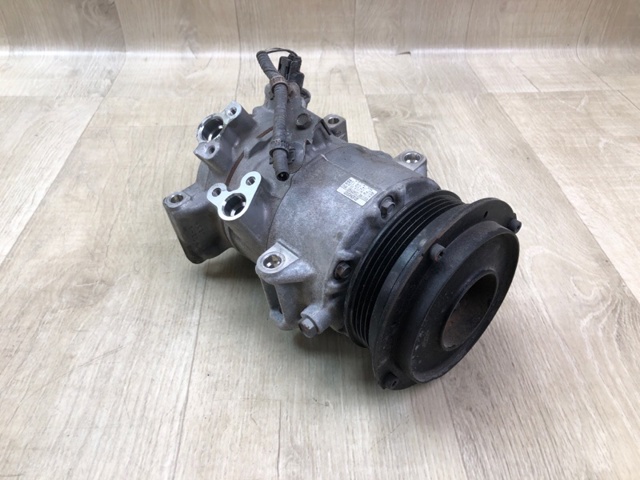 Компресор кліматичної установки 8831006390 TOYOTA