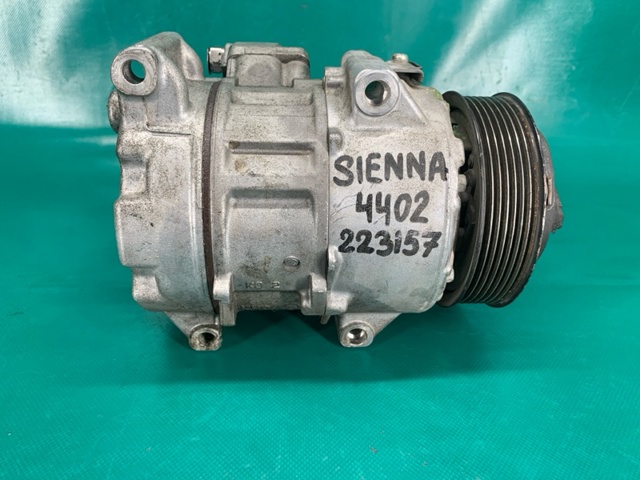 Компресор кліматичної установки 883200E110 TOYOTA