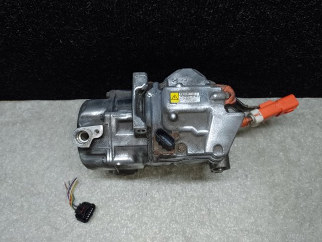 Компресор кондиціонера 8837076010 TOYOTA