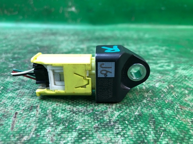 Датчик Айрбег передній 8983128030 TOYOTA