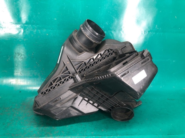 Корпус повітряного фільтра 8K0133837BJ VAG
