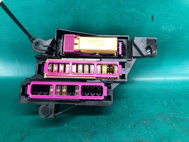 Коробка запобіжників 8K0941824 VAG