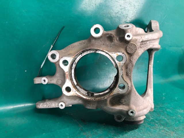 Цапфа поворотна права 8R0505432F VAG