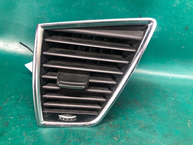 Решітка повітроводу права 8R1820902L VAG