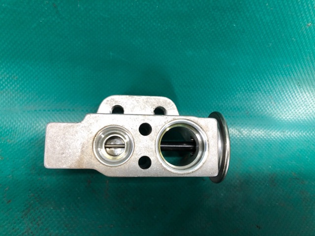 Клапан розширювальний 8T0820679 VAG