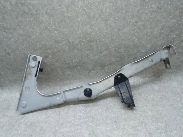 Кронштейн кріплення крила переднього лівого, передній 8T0821135C VAG