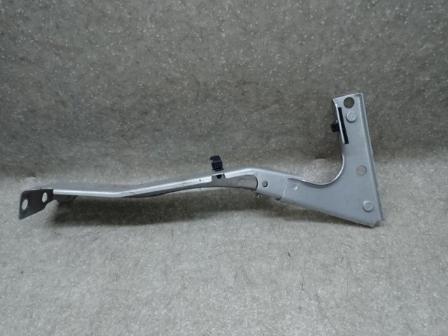 Кронштейн кріплення крила переднього правого, передній 8T0821136A VAG