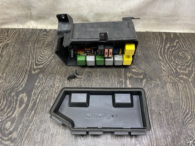 Кришка блоку запобіжників A1645400782 MERCEDES