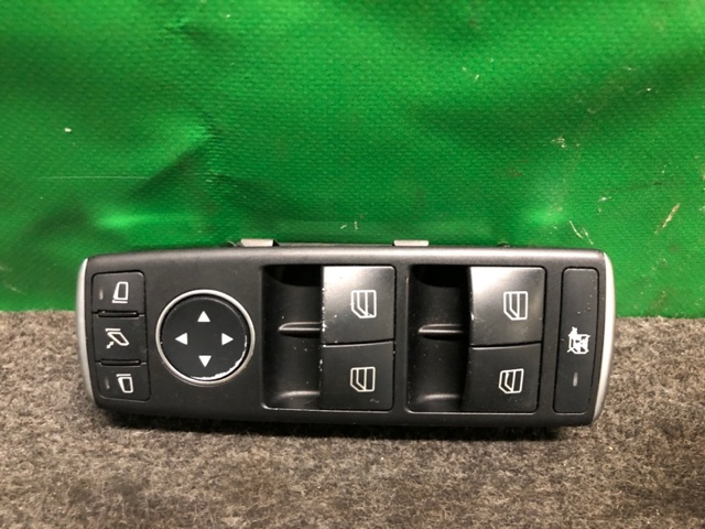 Кнопки переднього лівого склопід'ємника A1669054400 NISSAN