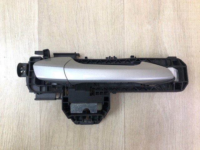 Тримач зовнішньої ручки дверей, правих дверей A2047601634 MERCEDES