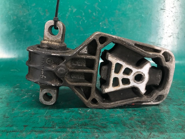 Задня подушка двигуна A2462401209 NISSAN