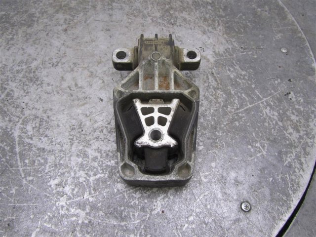 Подушка (опора) двигуна, права задня A2702230138 NISSAN