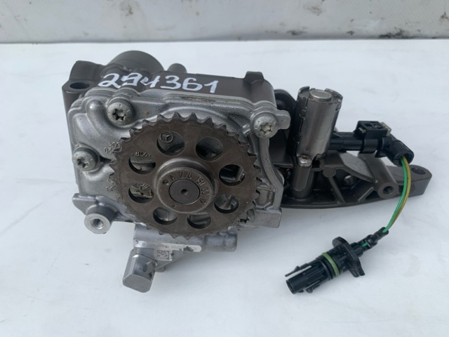Масляний насос двигуна A2761800701 MERCEDES
