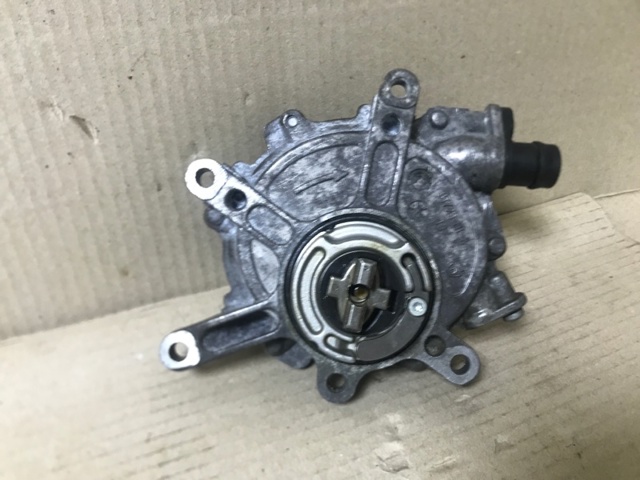 Насос вакуумний A2762300265 MERCEDES