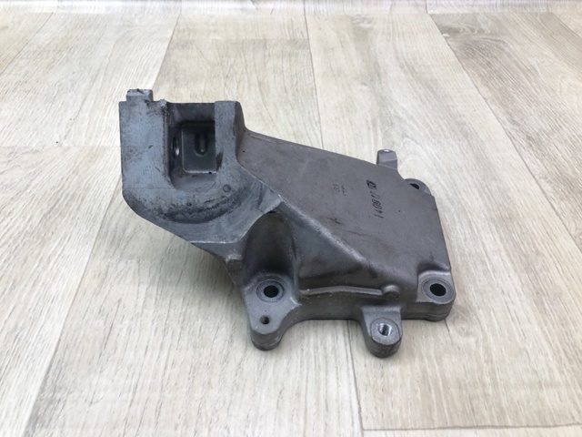 Кронштейн подушки (опори) двигуна, правої A2782234804 MERCEDES