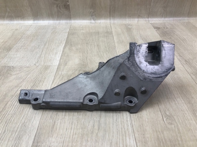 Кронштейн подушки (опори) двигуна, лівої A2782236704 MERCEDES