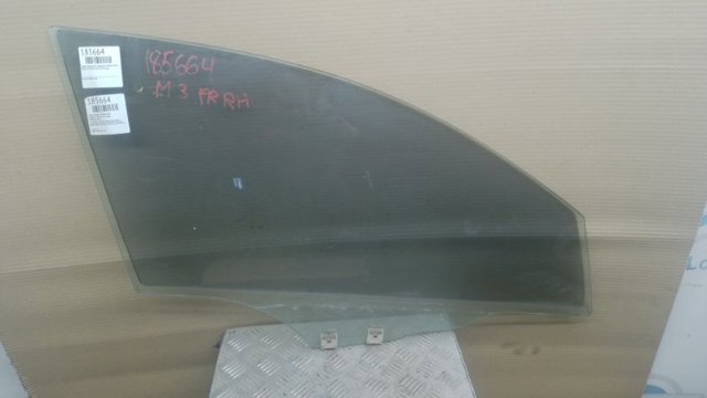 Скло передньої правої двері BP4K58511A MAZDA