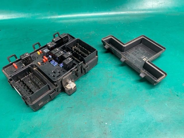 Кришка блоку запобіжників DG9Z14A003AA FORD
