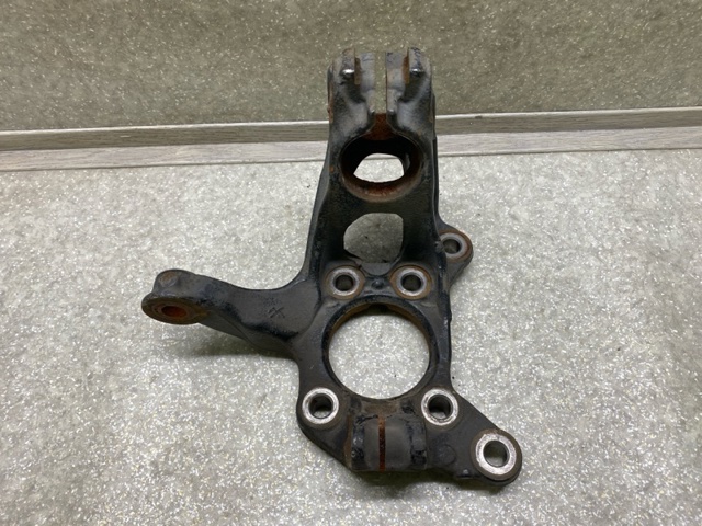 Цапфа поворотна ліва DGH93303Y MAZDA