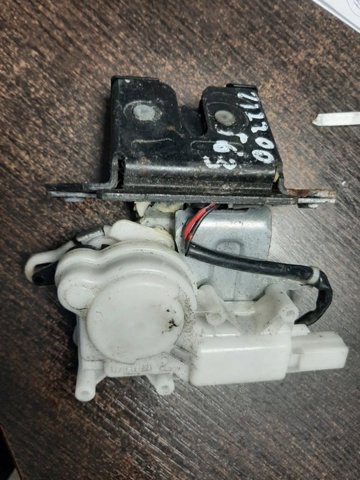 Замок кришки багажника EG2162310 MAZDA