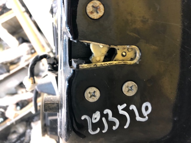 Замок задніх дверей, правих EH1472310E MAZDA