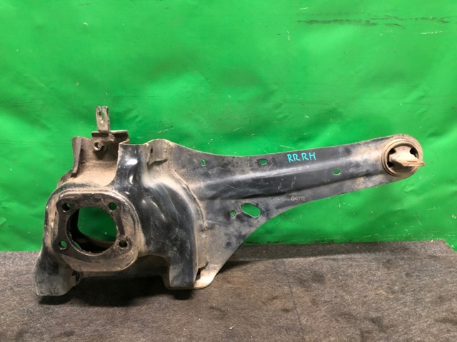 Кулак поворотний правий EH4428200 MAZDA