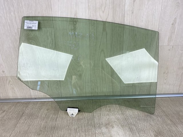 Скло задньої двері правої GHK172510C MAZDA