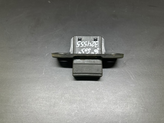Кнопка приводу замка задньої 3/5 двері (ляди) GHP9624B0 MAZDA