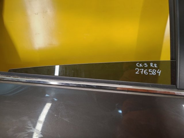 Скло задньої двері правої KB8C72510 MAZDA