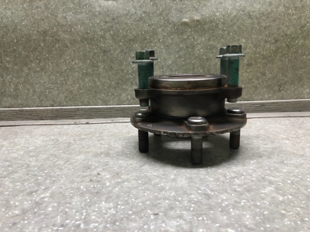 Маточина (передня) KD353304XC MAZDA