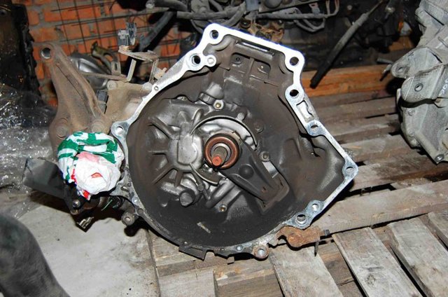 Вилка вимикання зчеплення KL0316520A MAZDA