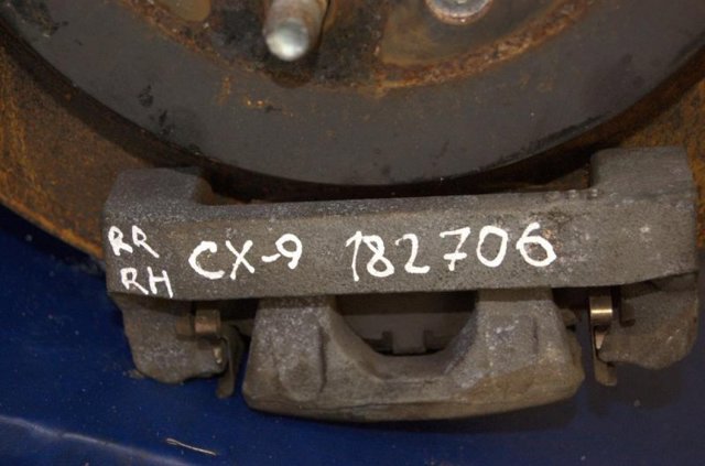 Задній гальмівний супорт лівий L2Z22699ZA MAZDA
