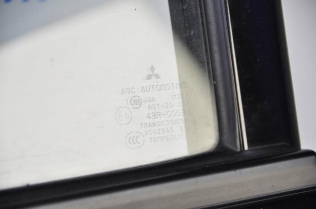 Куточок задніх лівих дверей MR436987 MITSUBISHI