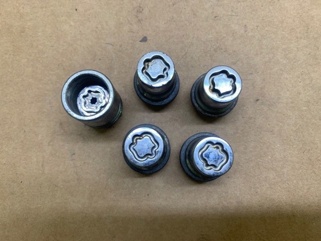 Гайка кріплення колеса PW45600013 TOYOTA