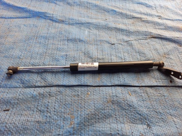 Амортизатор кришки багажника TD1163620D MAZDA