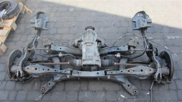 Балка задньої підвіски поперечна TD132880XB MAZDA