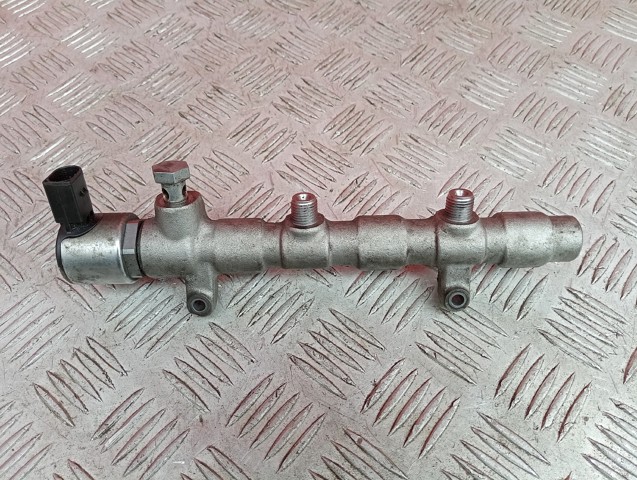 Розподільник палива (рампа), правий 059130090DL VAG