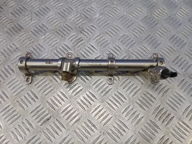 Розподільник палива (рампа), правий 06M133316L VAG