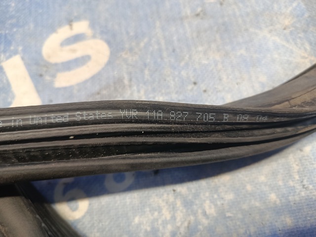 Ущільнювач задніх 3/5-й двері 11A827705C VAG