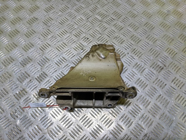 Кронштейн подушки (опори) двигуна, правої 22116790026 BMW