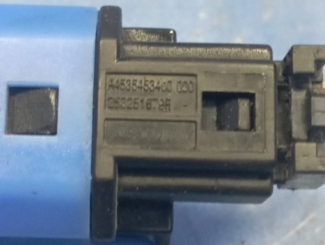 Датчик включення зчеплення 253251679R RENAULT