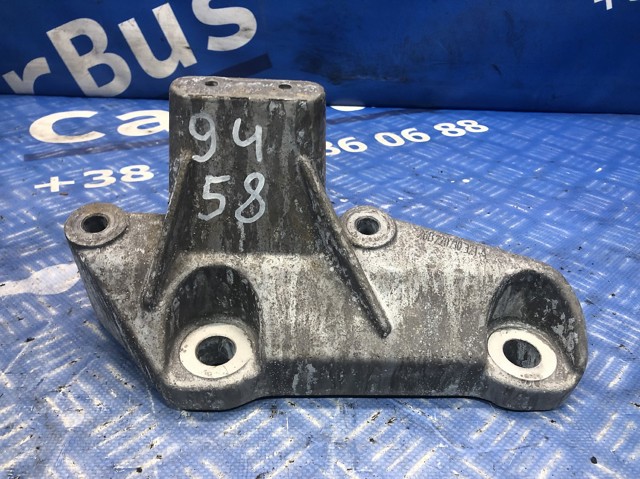 Кронштейн подушки (опори) двигуна, правої 31686306 VOLVO