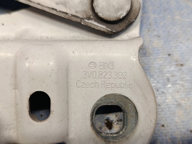 Завіс капота, правий 3V0823302 VAG