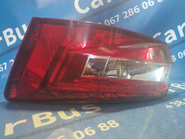 Задній правий зовнішній ліхтар 3V9945208A VAG