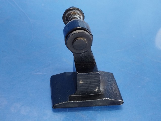 Петля передніх дверей права 41517284534 BMW