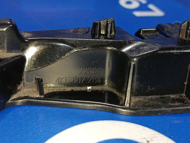 Кронштейн кріплення крила переднього правого, передній 4KE807284 VAG